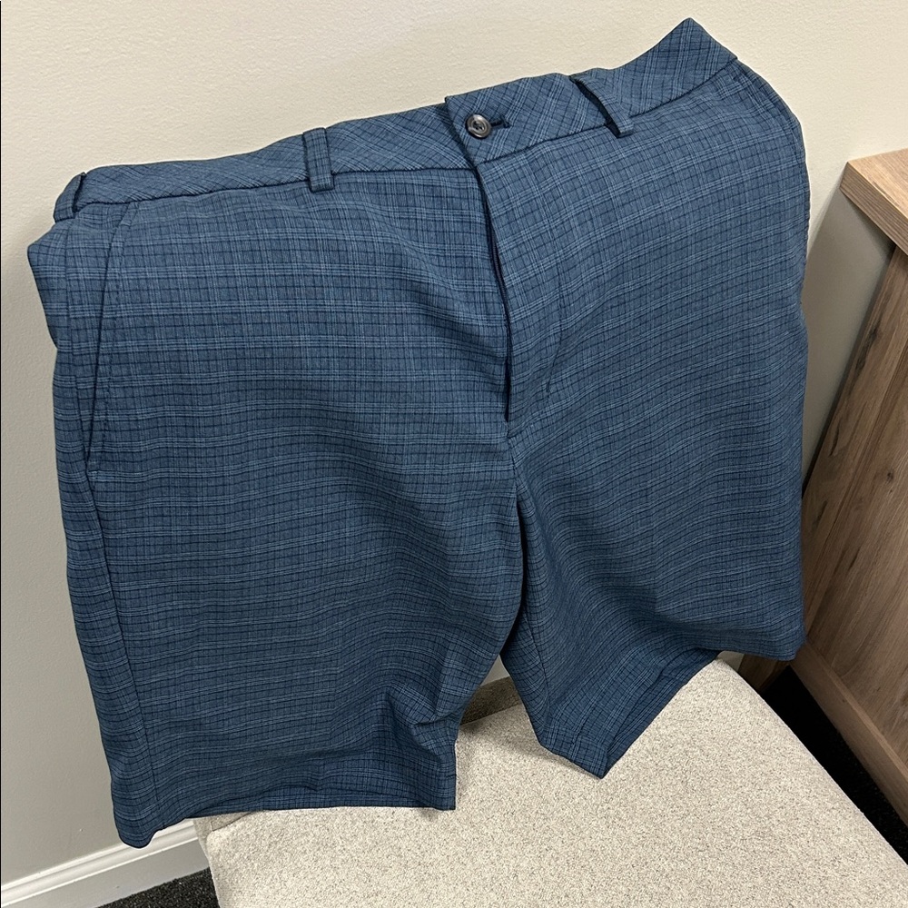 Walter Hagen Men’s Blue Textured Flat Front Shorts